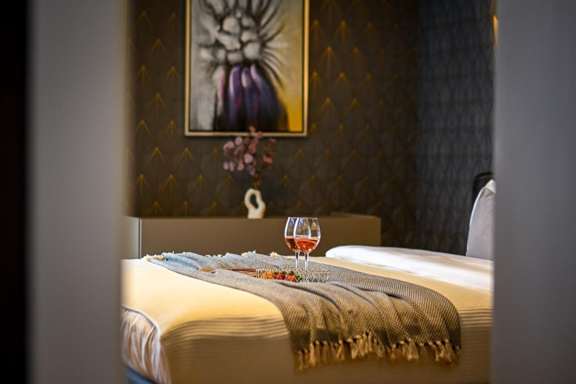 One Verdi Park Exclusive Apartments - Panoramic View & Private Parking Bucarest Habitación foto